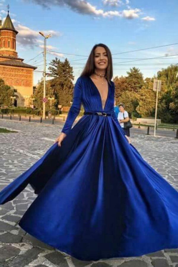 Rochie de seară albastră cu decolteu adânc
