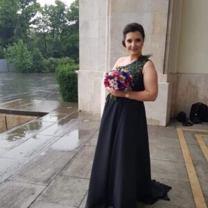 Rochie de seară neagră cu aplicatii florale și umăr decupat