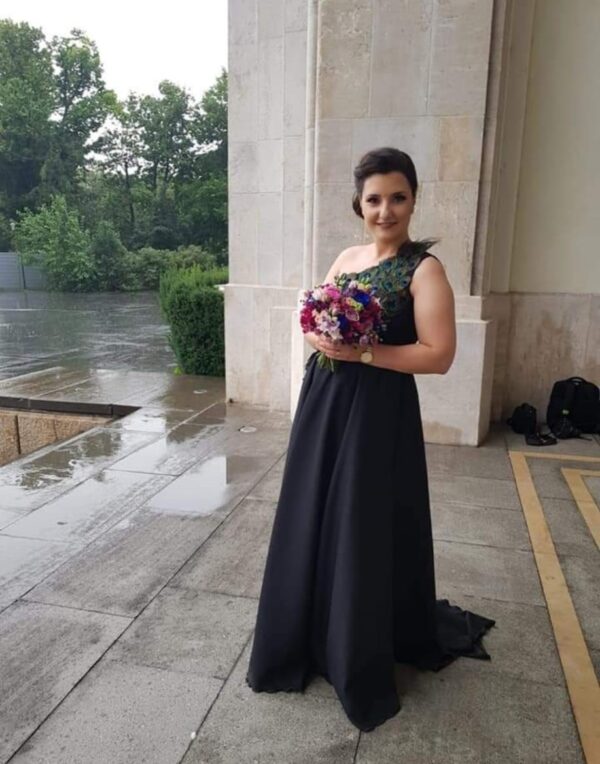 Rochie de seară neagră cu aplicatii florale și umăr decupat
